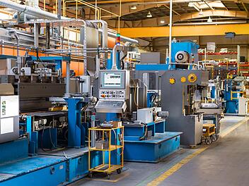 Industrie-Riese aus Franken mit unerwarteter Abspaltung - 4000 Stellen betroffen Fabrikhalle, Industrie, Produktion, Fertigung, Herstellung, Werk, Autozulieferer