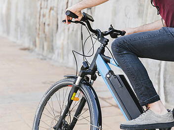 Wer mit einem E-Bike einen leichten Sturz hinlegt, muss nicht damit rechnen, dass dadurch der Akku beschädigt ist. E-Bike, E-Bike-Akku, Fahrradakku