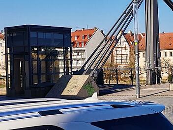 Hitzefalle Glasaufzug: Insassen in Bamberg stecken über eine Stunde fest Aufzug an Bamberger Kettenbrücke