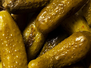 Essiggurken im Glas: Ungeöffnet sind Essiggurken dank des konservierenden Essig-Suds über Jahre haltbar. Essiggurke, Essiggurken, Haltbarkeit