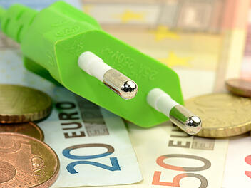 Energieminister der Länder fordern in Berlin eine zügige Senkung der Stromsteuer angesichts hoher Öl- und Gaspreise. Stromanbieter wechseln, Stromtarif, Strom