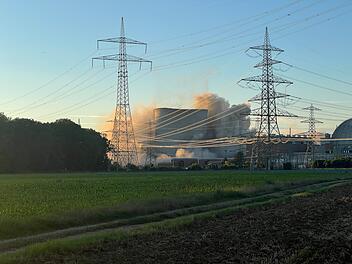 Aktivist von Strommast entfernt: Sprengung der Kühltürme des AKW Grafenrheinfeld verspätet sich Aktivist von Strommast entfernt: Sprengung der Kühltürme des AKW Grafenrheinfeld verspätet sich