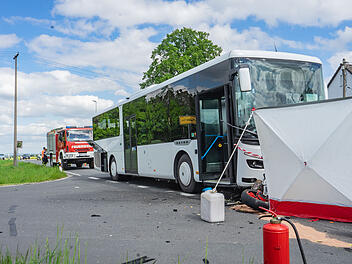 Motorrad kollidiert mit Linienbus: 21-jähriger Biker stirbt an der Unfallstelle - Busfahrer verletzt Motorrad kollidiert mit Linienbus: 21-jähriger Biker stirbt an der Unfallstelle - Busfahrer verletzt