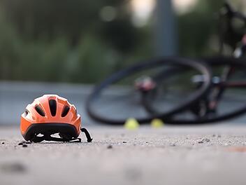 Tödlicher Unfall mit Radfahrer im Landkreis Main-Spessart Fahrradhelm liegt auf Straße nach Unfall