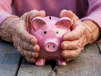 Die Bundesregierung weist Berichte über eine Erhöhung des Renteneintrittsalters auf 70 Jahre bis Anfang der 2060er Jahre zurück. Sparschwein, Sparen im Alter, Rente, Notgroschen, Rücklagen