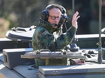 Bundeskanzler Merz besucht Bundeswehr in Munster. Bundeskanzler Merz besucht Bundeswehr in Munster.