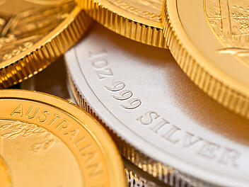 Die Edelmetallbranche in Deutschland sieht aufgrund globaler Spannungen und einer steigenden Nachfrage nach Gold, Silber und Platin optimistisch in die Zukunft, wobei Recycling von zentraler Bedeutung ist. Gold, Silber, Unze, Investition, Edelmetall