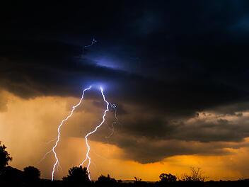 Der Deutsche Wetterdienst prognostiziert, dass die Klimaveränderungen bis 2100 in Deutschland vor allem zu mehr Hitzewellen in Süd- und Ostdeutschland sowie zu einem veränderten Niederschlagsmuster führen werden. Sommergewitter, Sommer, Gewitter, Unwetter, Blitz