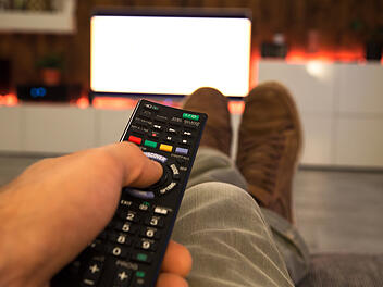 Nicht jeder muss den Rundfunkbeitrag zahlen: Wer Sozialleistungen bezieht oder ein Härtefall ist, kann sich befreien lassen! TV, Fernsehen, Änderung