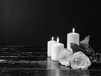 Bestürzung in Oberaurach: Neu gewählter Bürgermeister (41) verstorben Kerzen, Blumen, Rosen, Trauer, Tod. Gedenken, Nachruf, Erinnerung