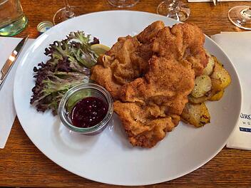 Ein Schnitzel in der "Bürgerspital Weinstuben" in Würzburg Ein Schnitzel in der "Bürgerspital Weinstuben" in Würzburg