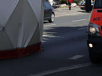 Autounfall in Bamberg: Feuerwehr errichtet Sichtschutz gegen Gaffer Unfall, Verkehrsunfall, Absperrung, Sichtschutz, Gaffer, Schaulustige, Rettungsdienst