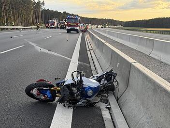 Tödlicher Unfall auf der A6 bei Kammerstein: Motorradfahrer (63) stirbt nach Kollision Tödlicher Unfall auf der A6 bei Kammerstein: Motorradfahrer (63) stirbt nach Kollision