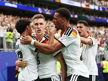 WM 2026: So macht Deutschland das Weiterkommen schon am Samstag perfekt Jubelnde Deutschland-Stars beim Spiel gegen Curaçao. Für die meisten Fans ist ein Stadion-Besuch bei der WM kaum erschwinglich.