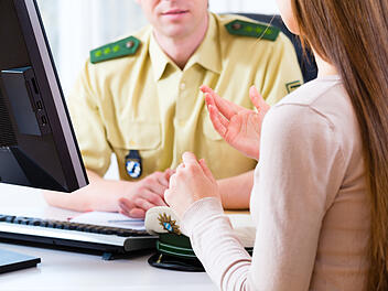 Frau findet Ehemann nicht wieder und bittet Polizei um Hilfe Frau findet Ehemann nicht wieder und bittet Polizei um Hilfe