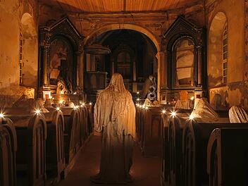 Reisetipps zum Gruseln: Kerzen vor Geisterfiguren in St.-Georgs-Kirche Luková Luková St.-Georgs-Kirche Kirche Kirchenruine Geisterkirche Kerze Kerzenlicht Gipsfiguren Jakub Hadrava Kunstinstallation Ghosts Geistergestalten Kirchenbänke Spirit Messe Sakralraum Verfall Lost Place Dark Tourism Horror Reiseziele Europa Gruselige Orte Tschechien Westböhmen Atmosphäre Stille Gänsehaut Unheimlich Fotomotiv Herbst Reise Inspiration