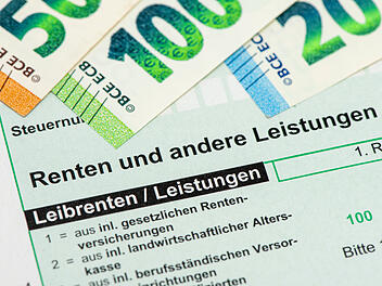 Viele Rentner verschenken Geld: In der Steuererklärung 2026 lassen sich gleich 12 Ausgaben absetzen – wir zeigen, welche das sind. Geld, Rente, Steuererklärung, 2026, Tipps