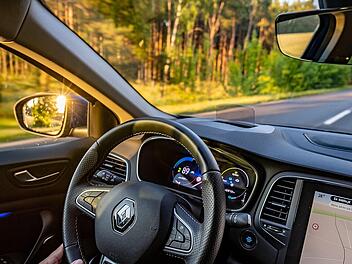 Tempolimit-Warner im Cockpit: Seit Juli 2024 ist das ISA-System in allen Neuwagen in der EU Pflicht. Tempolimit-Warner im Cockpit: Seit Juli 2024 ist das ISA-System in allen Neuwagen in der EU Pflicht.