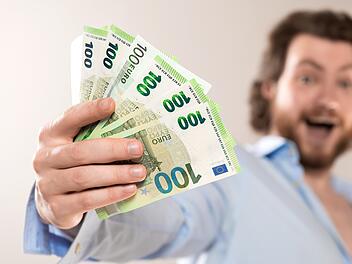 Top-Gehälter 2026: In diesen Berufen verdienst du am meisten Lotto Gewinner Bayern Schwaben Millionen Euro Jackpot Lottoschein Spielschein Glück Annahmestelle Lotterie Gewinnzahlen Superzahl Multimillionär Familienvater Lotto 6aus49 Spielquittung Ziehung Hauptgewinn Einzelgewinn Lottoziehung Gewinnklasse Staatliche Lotterieverwaltung Glücksspiel Lotto-Glück Zentralgewinn Spielteilnehmer Gewinnsumme Rekordgewinn Lottogewinn Geldscheine Banknoten Euro-Scheine Bargeld Geld zählen Auszahlung Vermögen Reich Geldbündel Euros Währung