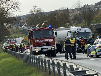 Fahrer stirbt sofort nach Aufprall: Schwerer Frontalzusammenstoß auf Bundesstraße Fahrer stirbt sofort nach Aufprall: Schwerer Frontalzusammenstoß auf Bundesstraße