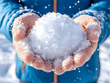 Der Deutsche Wetterdienst warnt vor Glatteis, Schnee und Regen in Franken am Wochenende vom 27. bis 30. März 2026, mit besonders ungemütlichem Wetter am Montag. Winter, Schnee, Frost, Eis