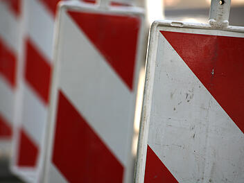 Autofahrer schläft bei Erlangen ein und rast durch 15 Warnbaken Warnbaken