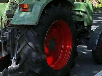 Kreis Ansbach: Familie kracht mit Auto in Traktor - fünf Kinder verletzt Kreis Ansbach: Familie kracht mit Auto in Traktor - fünf Kinder verletzt