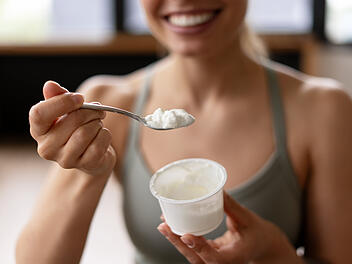 Verschiedene Joghurtsorten bieten unterschiedliche gesundheitliche Vorzüge, während einige Produkte aufgrund hohen Zuckergehalts und künstlicher Zusätze vermieden werden sollten. Joghurt, Naturjoghurt, Griechischer Joghurt