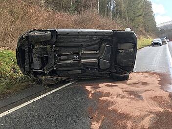 Fahranfänger schwer verletzt: 18-Jähriger bei Unfall in Auto eingeklemmt Autounfall auf der Bundesstraße 48 zwischen Imsweiler und Schweisweiler durch Überolmanöver.